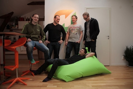 © flattr Flattr Gründer Peter Sunde mit vier Mitarbeitern